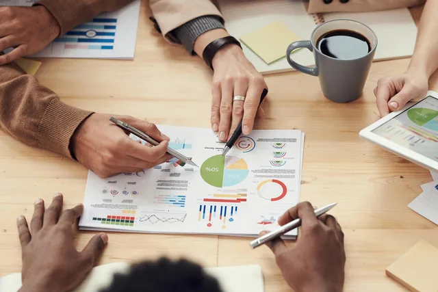 Equipo comercial revisando gráficos y datos para comisiones y liquidaciones
