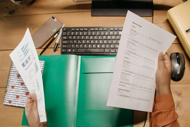 Revisión de documentación comercial y balance sobre mesa de trabajo