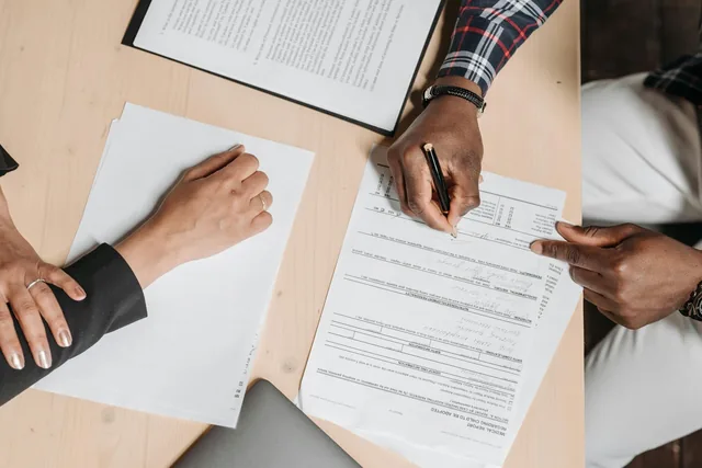 Firma y validación de documentos comerciales en entorno de oficina