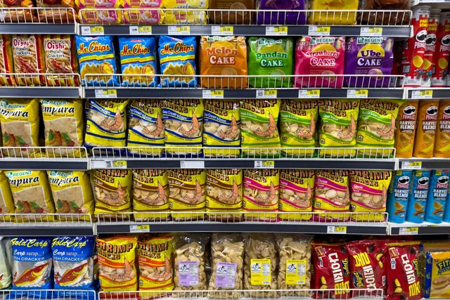 Productos en estantería con referencias visibles para control de lotes y caducidad