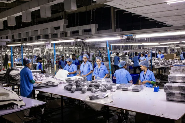 Equipo de producción empaquetando artículos en una línea de trabajo