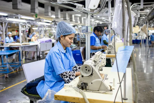 Operaria trabajando en una línea de producción textil