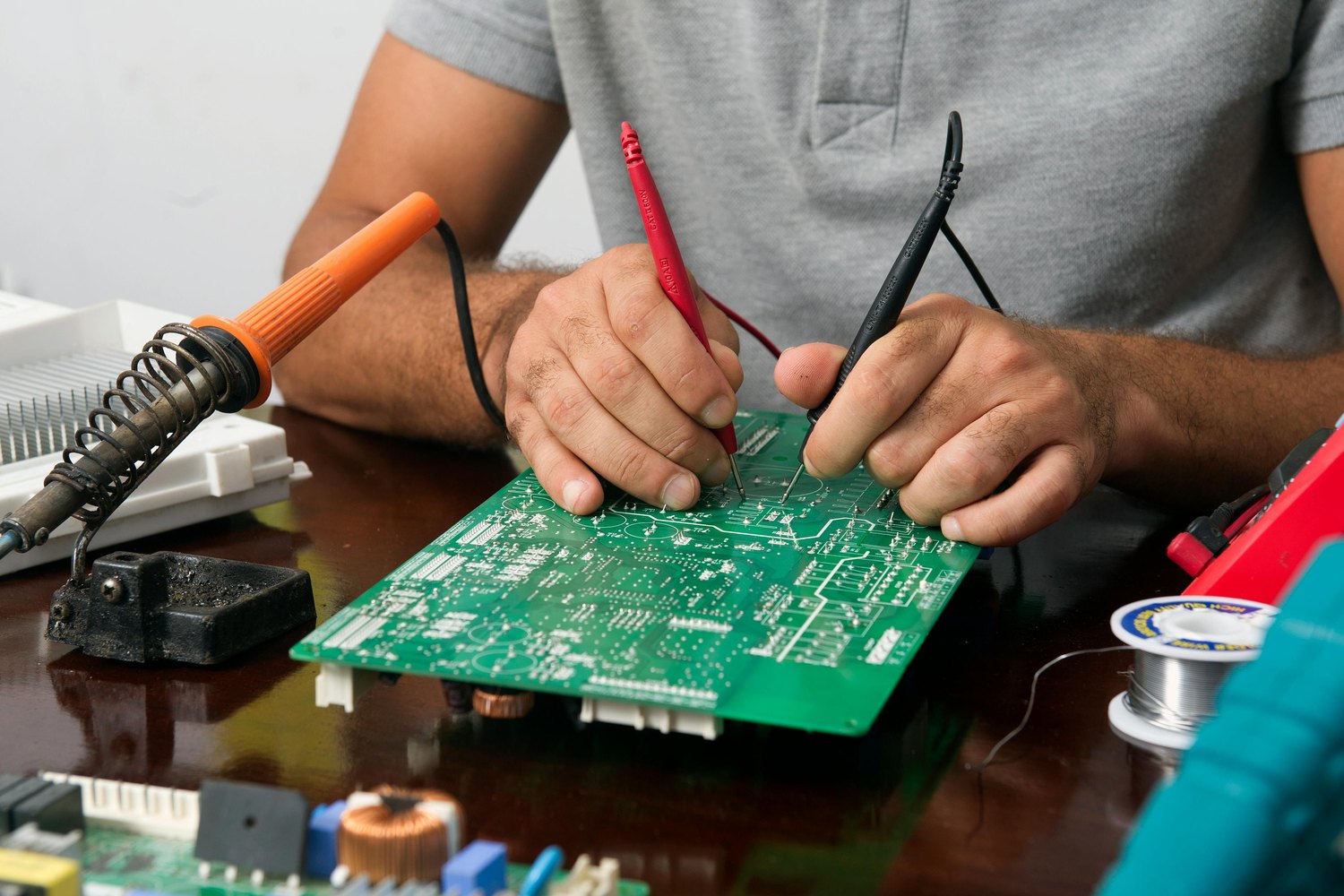 Técnico verificando una placa electrónica para control de series y garantías