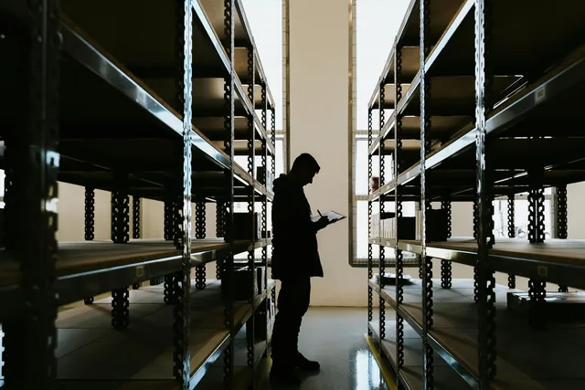 Revisión de stock e inventario en un almacén con estanterías