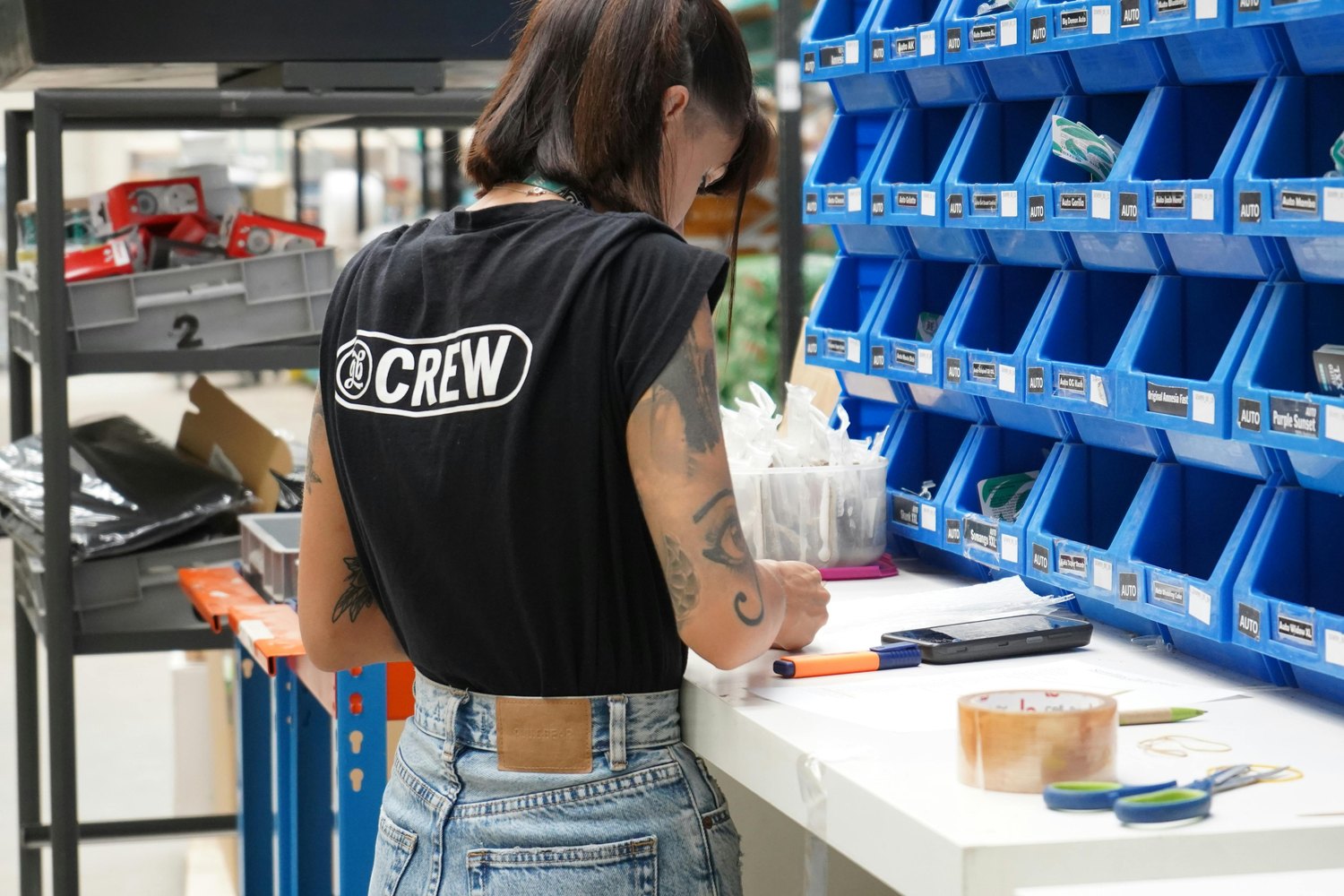 Control de piezas y existencias en zona de almacenaje organizada