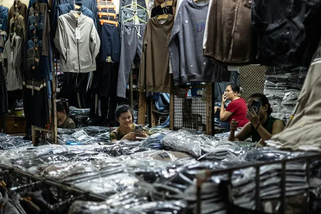 Tienda con prendas y stock organizado por modelos y variantes